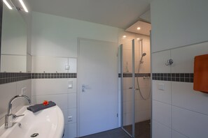 Shower, hair dryer, towels - Holiday Apartment 1 - Plüschmors (Pellworm)