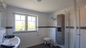 Dusche, Haartrockner, Handtücher