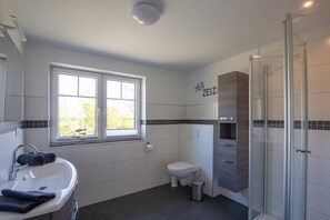 Dusche, Haartrockner, Handtücher