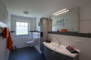 Een douche, een haardroger, handdoeken