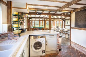 Maison, plusieurs chambres, fumeurs, balcon | Blanchisserie