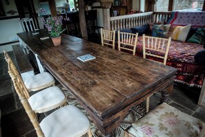 Maison, plusieurs chambres, fumeurs, balcon | Restauration