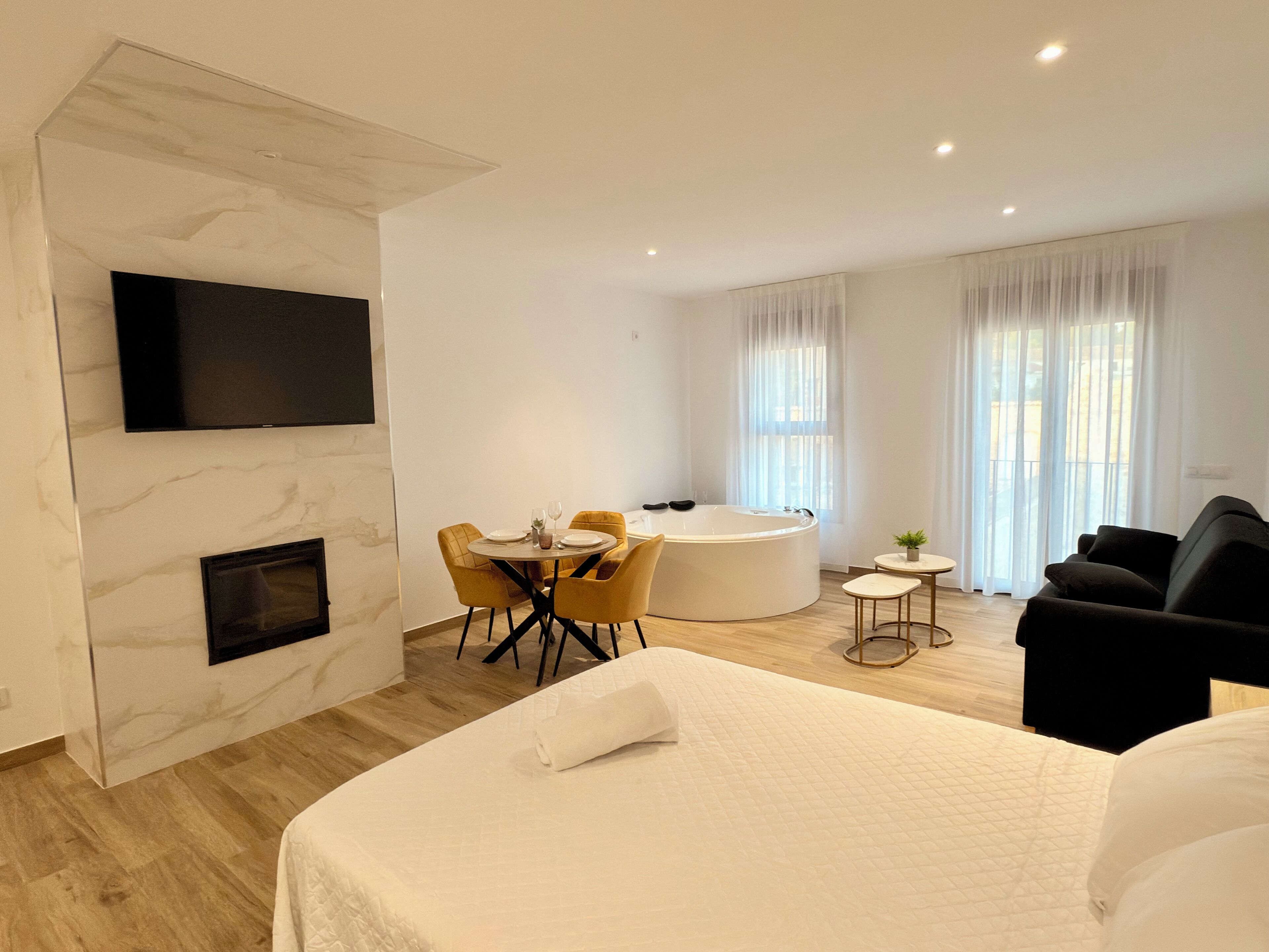 Exclusieve studio suite | Luxe beddengoed, donzen dekbedden, Select Comfort-bedden, een bureau