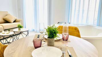 Suite estudio Confort | Zona de estar | Una Smart TV, una chimenea, Netflix, servicios de streaming