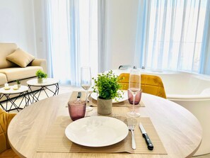 Comfort-studiosviitti | Oleskelualue | Älytelevisio, takka, Netflix, suoratoistopalvelut