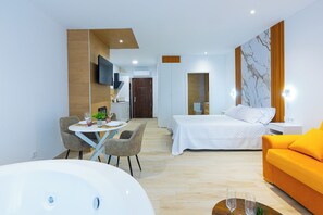 Deluxe-Apartment, Poolblick | Wohnbereich | 50-Zoll-Smart-TV mit Digitalempfang, Kamin, Netflix