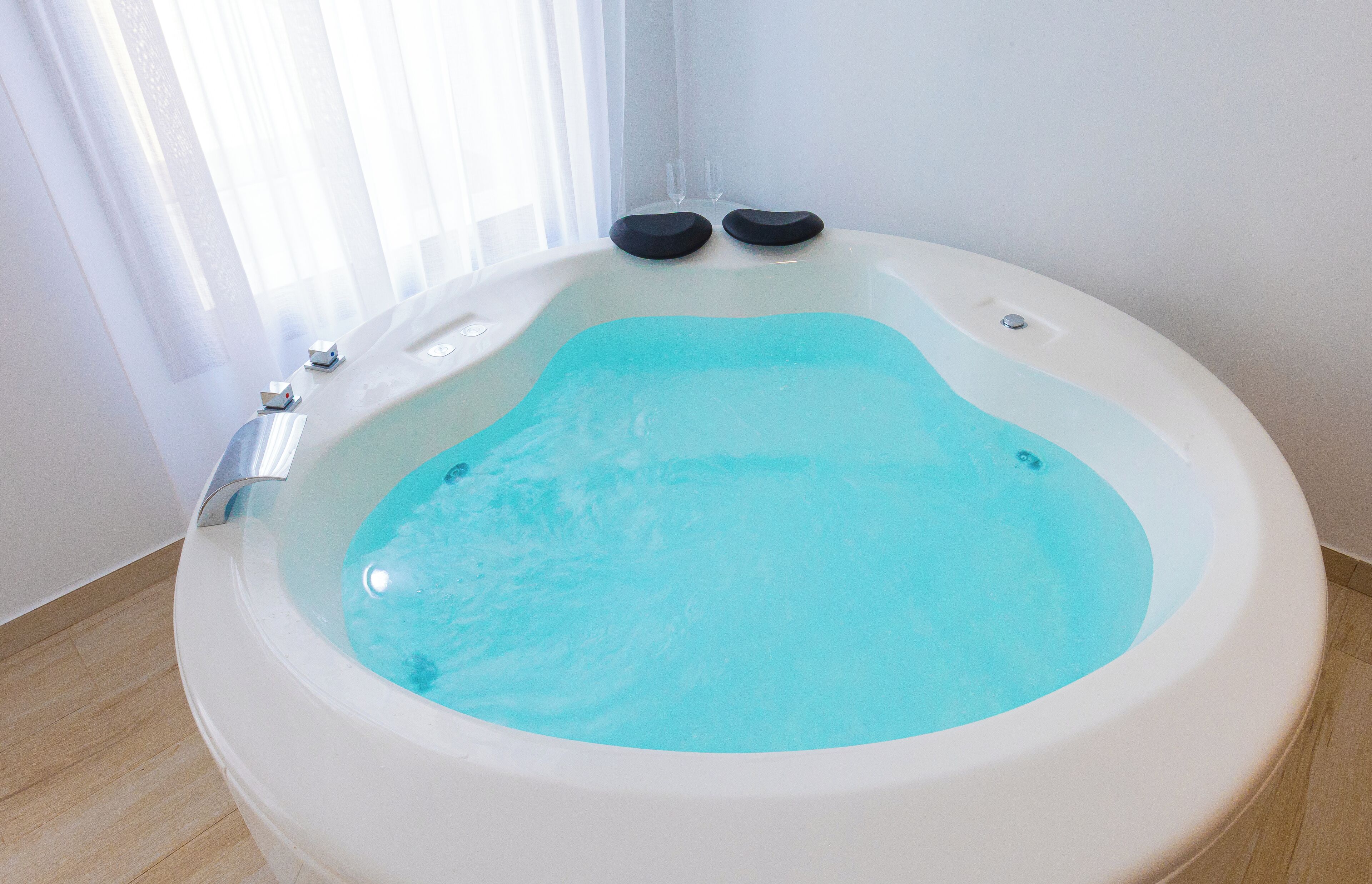 Apartamento Deluxe, vistas a la piscina | Zona de estar | Una Smart TV, una chimenea, Netflix, servicios de streaming