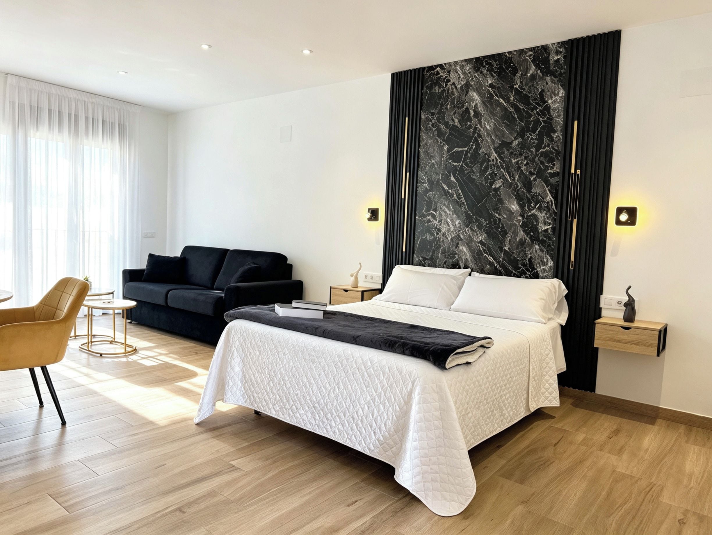 Una camera da letto moderna con un letto grande, una poltrona, una sedia e una parete decorata con marmo.