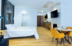 Luxe beddengoed, donzen dekbedden, Select Comfort-bedden, een bureau