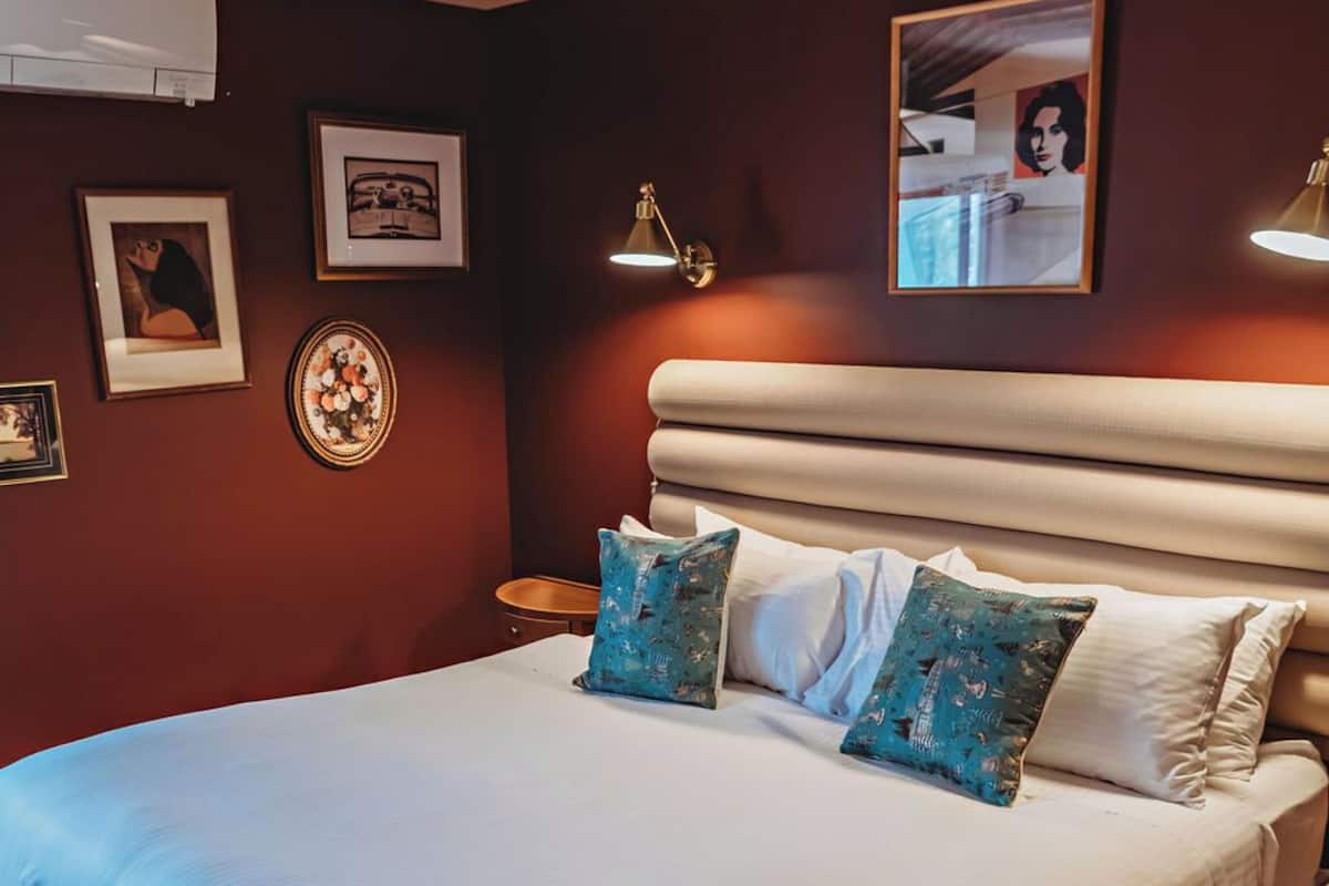 Standard-Doppelzimmer, 1 King-Bett | Verdunkelungsvorhänge, Bügeleisen/Bügelbrett, kostenloses WLAN