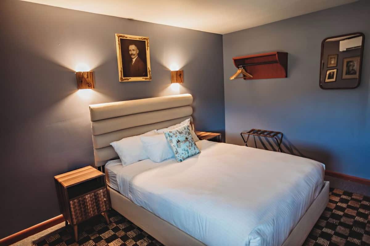 Standard-Doppelzimmer, 1 Queen-Bett | Verdunkelungsvorhänge, Bügeleisen/Bügelbrett, kostenloses WLAN