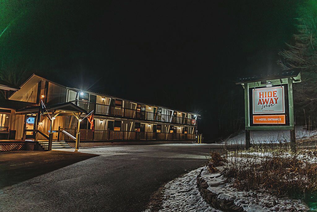 Vista frontal de la propiedad por la tarde o noche