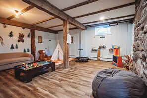 Children's play area - indoor - Hideaway Inn Mt. Snow (West Dover)