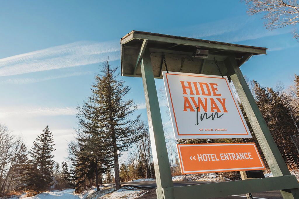 Señal del Hide Away Inn, que indica la entrada al hotel.