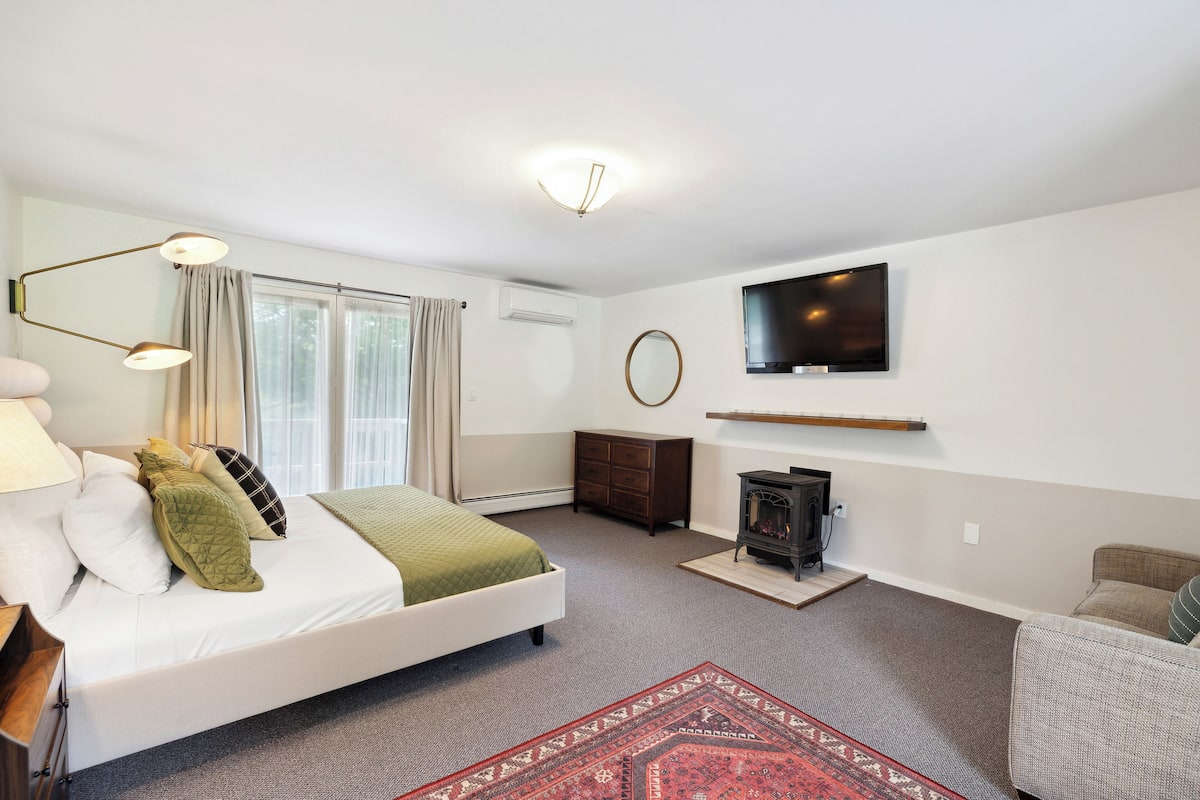 Family Studio Suite | Blackout curtains, iron/ironing board, free WiFi