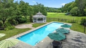 Piscina stagionale all'aperto, ombrelloni da piscina, lettini