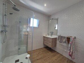 Shower, hair dryer, towels
