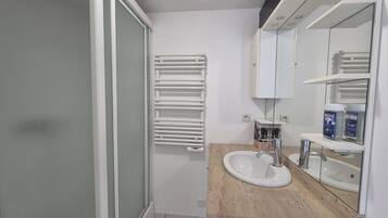 Douche, sĂšche-cheveux, serviettes fournies