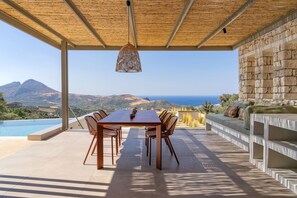 Outdoor dining - Villa Skali, with an infinity pool and Sea View (5CX9+F75 Mariou, Greece)