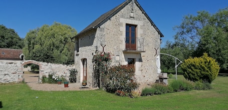 Exterior. Lovely 1-bedroom cottage in tranquil Le Petit-Pressigny, perfect for relaxing.