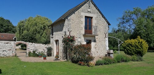 Lovely 1-bedroom cottage in tranquil Le Petit-Pressigny, perfect for relaxing.