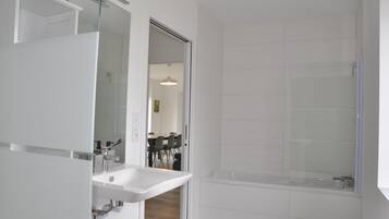 Douche, sèche-cheveux, serviettes fournies