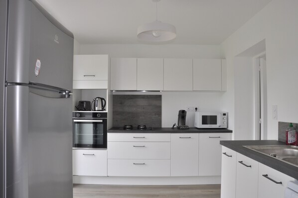 Frigorifero, microonde, forno, lavastoviglie