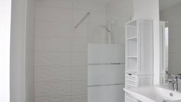 Chuveiro, secador de cabelo, toalhas de banho
