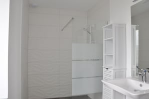 Douche, sĂšche-cheveux, serviettes fournies
