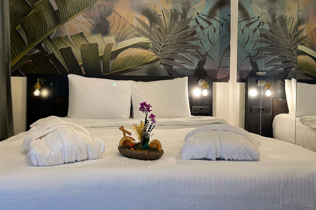 Superior-studiosuite - byudsigt | Skrivebord, arbejdsområde til bærbare computere, mørklægningsgardiner