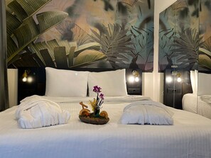 Superior studio suite, uitzicht op stad | Een bureau, een laptopwerkplek, verduisterende gordijnen