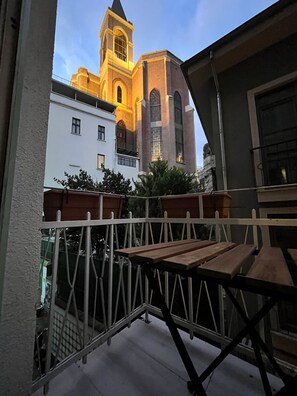 Superior studio suite, uitzicht op de stad | Een bureau, een laptopwerkplek, verduisterende gordijnen