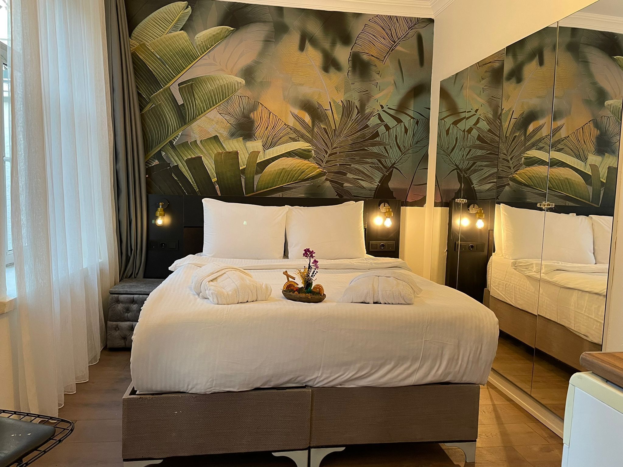 Superior Studio Suite, City View | Meja, ruang kerja komputer riba, langsir/tirai gelap terus, kalis bunyi 