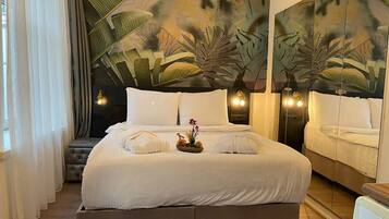 Superior-studiosuite - byudsigt | Skrivebord, arbejdsområde til bærbare computere, mørklægningsgardiner