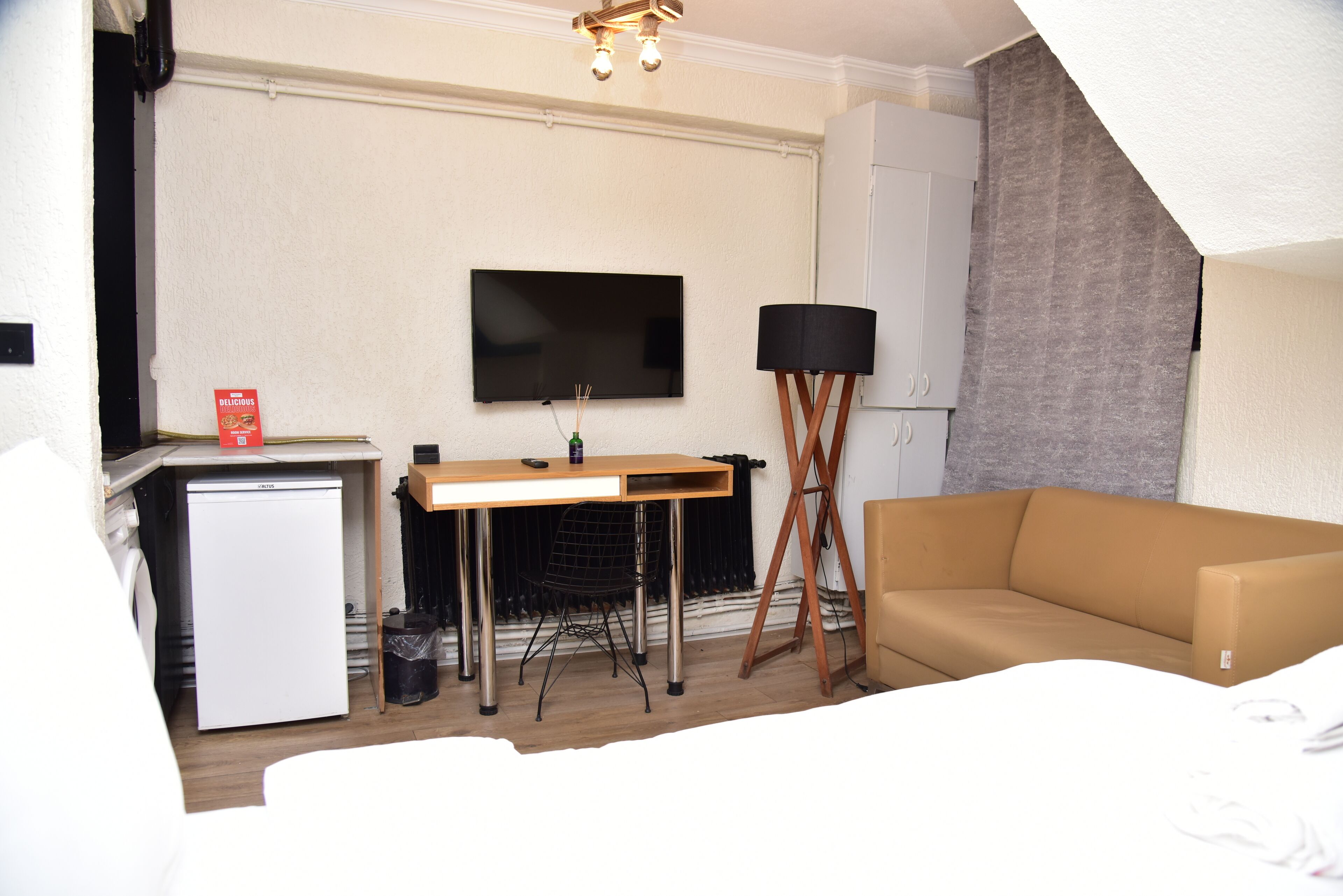 Familie appartement, uitzicht op de stad | Een bureau, een laptopwerkplek, verduisterende gordijnen