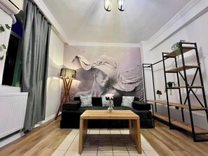 Comfort appartement, uitzicht op de stad | Een bureau, een laptopwerkplek, verduisterende gordijnen