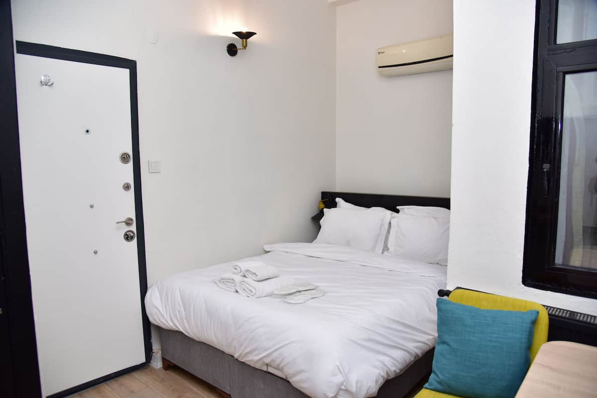 Basic-studiolejlighed - byudsigt | Skrivebord, arbejdsområde til bærbare computere, mørklægningsgardiner