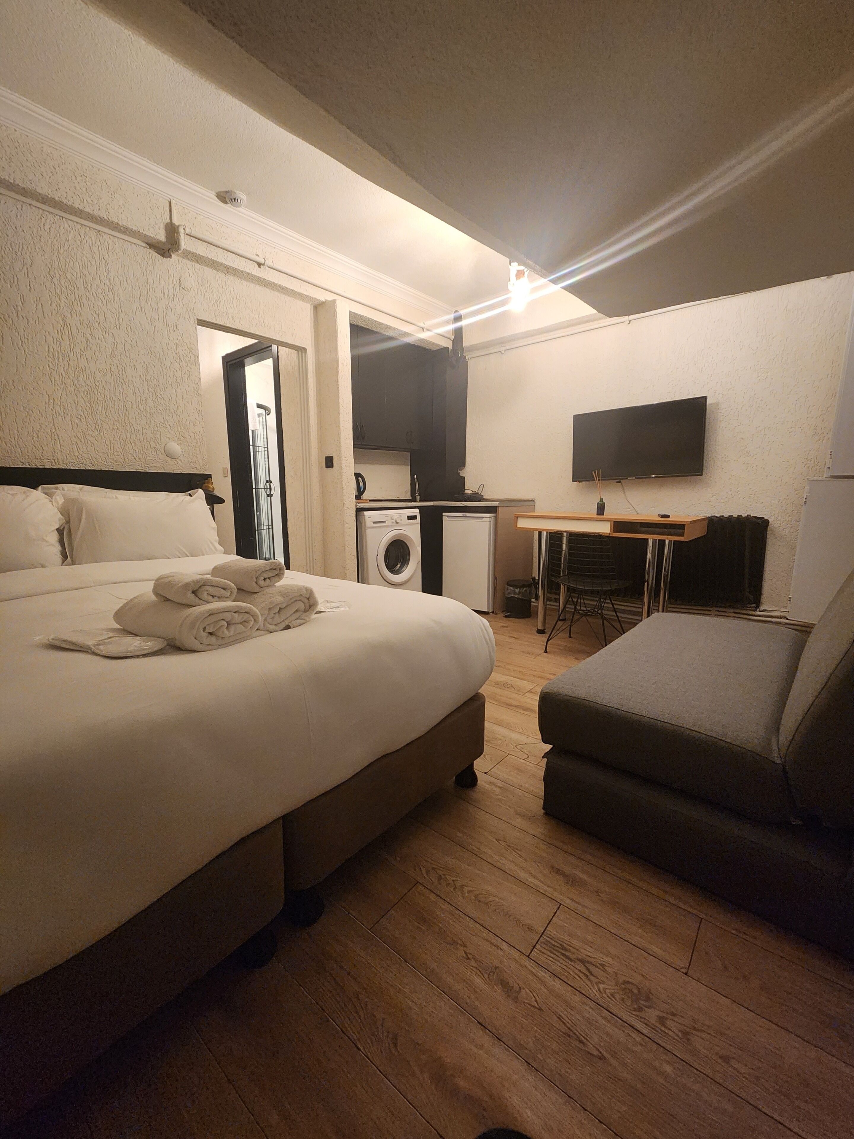 Familie appartement, uitzicht op de stad | Een bureau, een laptopwerkplek, verduisterende gordijnen