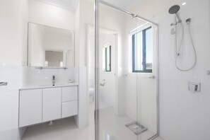 Shower, towels - Sea La Vie: 4  BR, 2.5  BA House in South West Rocks, Sleeps 8 (South West Rocks)