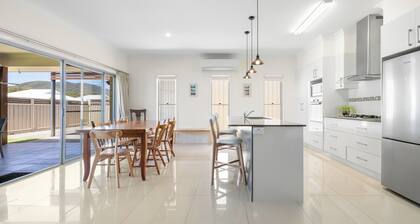 Sea La Vie: 4 BR, 2.5 BA House in South West Rocks, Sleeps 8