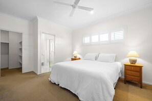 4 bedrooms, iron/ironing board, free WiFi, bed sheets - Sea La Vie: 4  BR, 2.5  BA House in South West Rocks, Sleeps 8 (South West Rocks)
