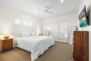 4 bedrooms, iron/ironing board, free WiFi, bed sheets - Sea La Vie: 4  BR, 2.5  BA House in South West Rocks, Sleeps 8 (South West Rocks)
