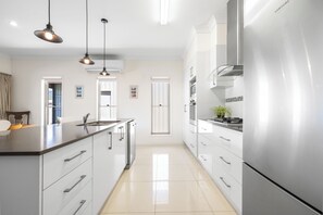 Fridge, microwave, oven, stovetop - Sea La Vie: 4  BR, 2.5  BA House in South West Rocks, Sleeps 8 (South West Rocks)
