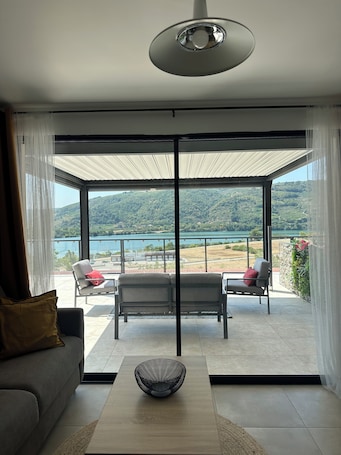 Living area. Escapade au Bord du Rhone