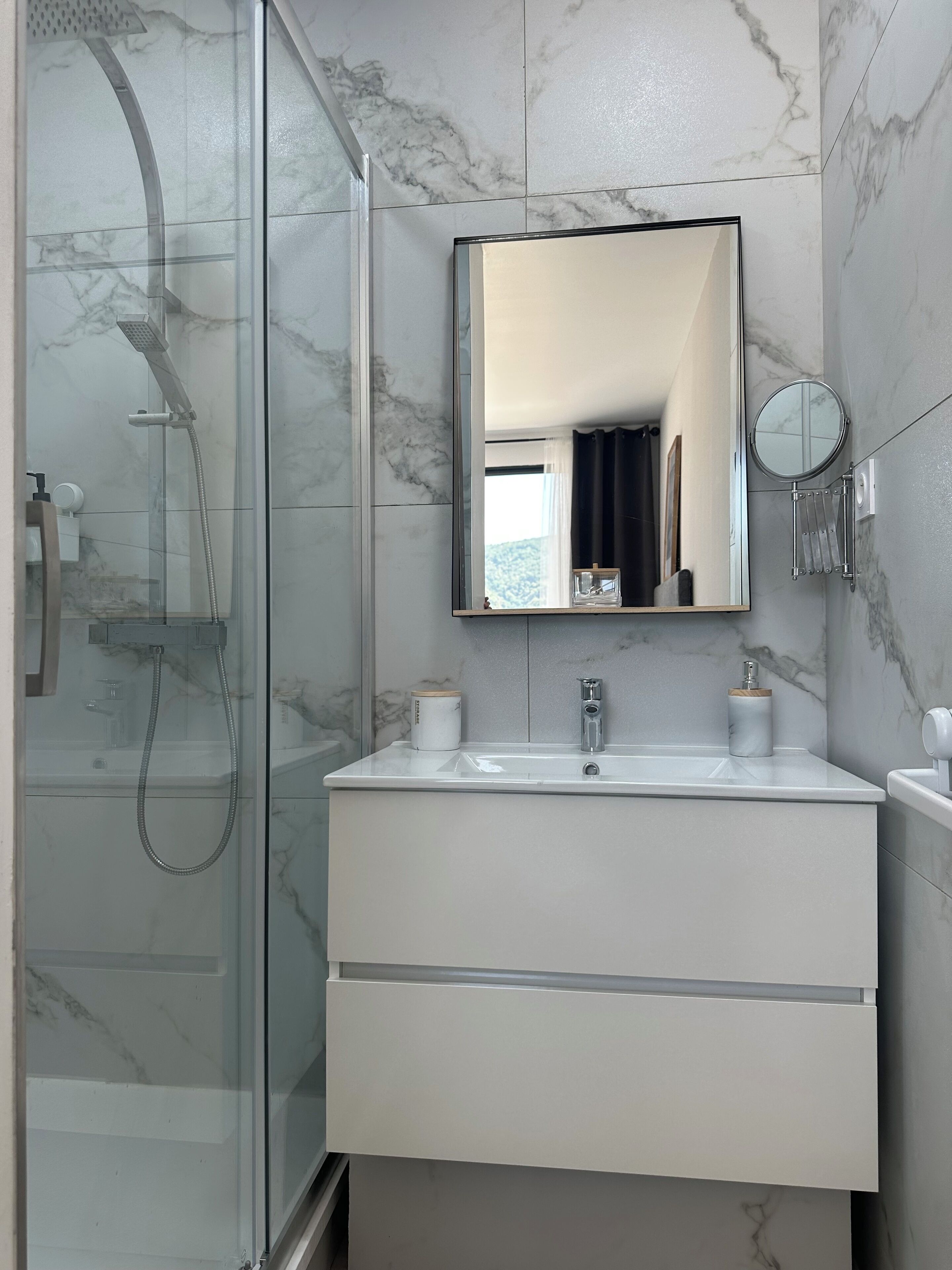 Douche, sèche-cheveux, serviettes fournies, savon