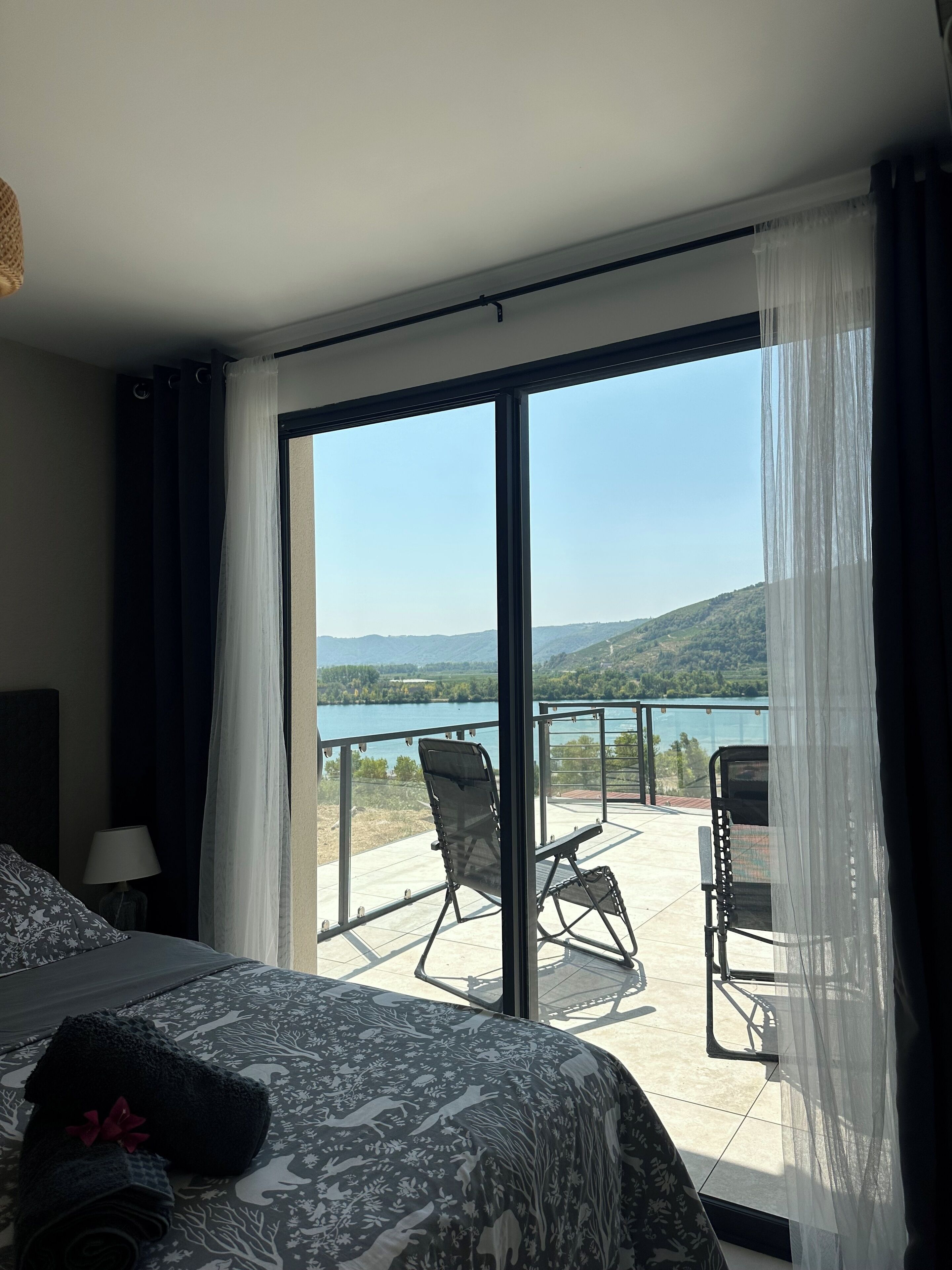 Tabla de planchar con plancha, wifi y ropa de cama 