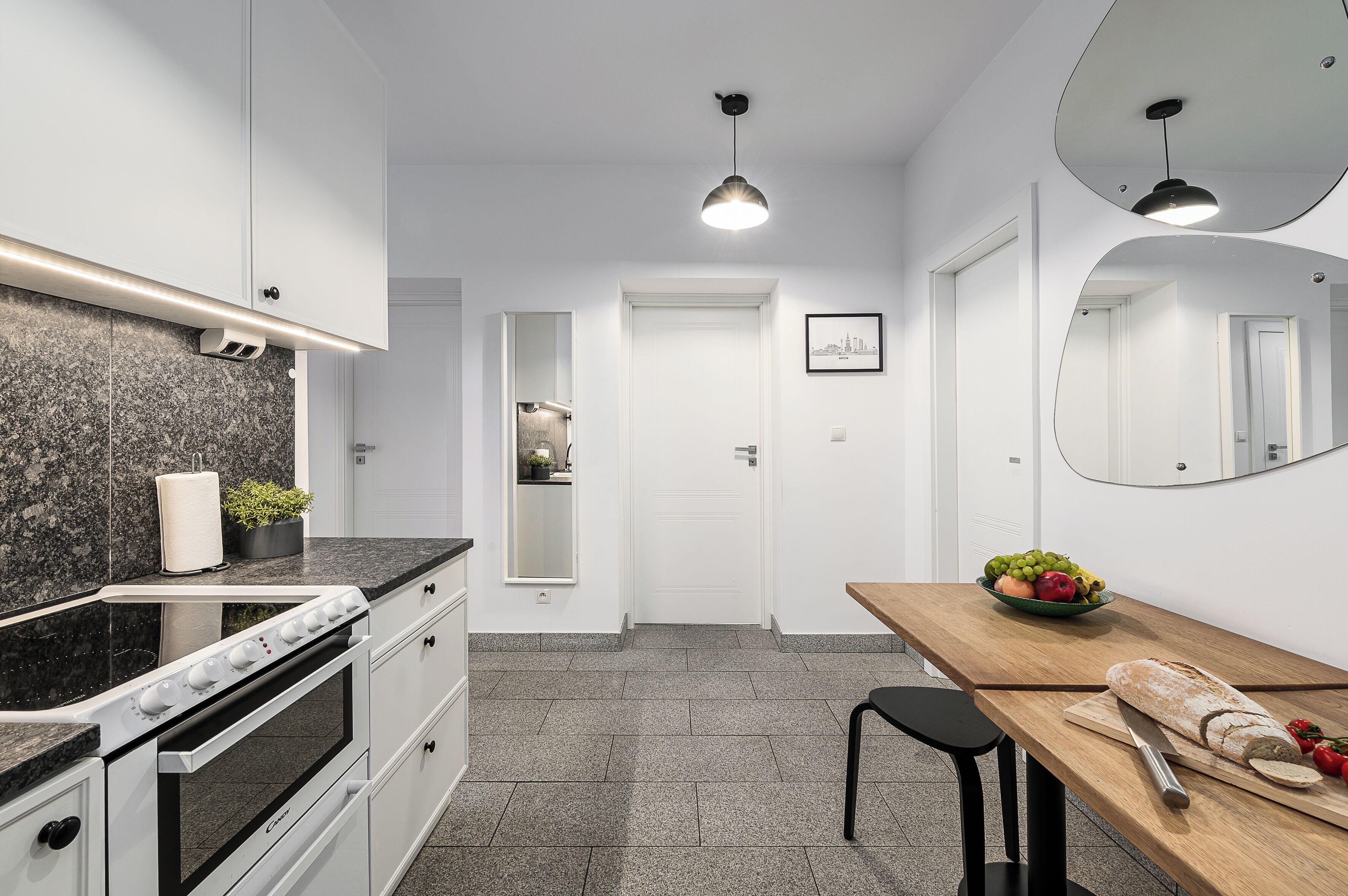 Classic Apartment, City View | Private kitchen | Stovetop, spices, paper towels