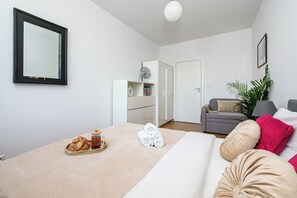 Classic Apartment, City View | Cribs/infant beds, free WiFi, bed sheets - Lumina 3room apart near the Royal Castle. (Warsaw)