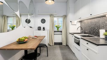 Appartamento Classic, vista città | Cucina privata | Piano cottura, spezie, carta assorbente