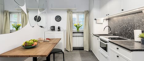 Classic Apartment, City View | Private kitchen